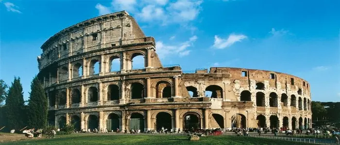 Graffia "K" sul Colosseo: turista russo arrestato a Roma