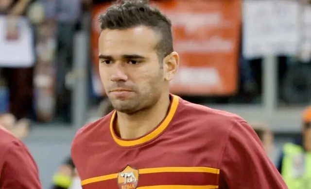Calcio, il difensore della Roma Leandro Castan verrà operato alla testa