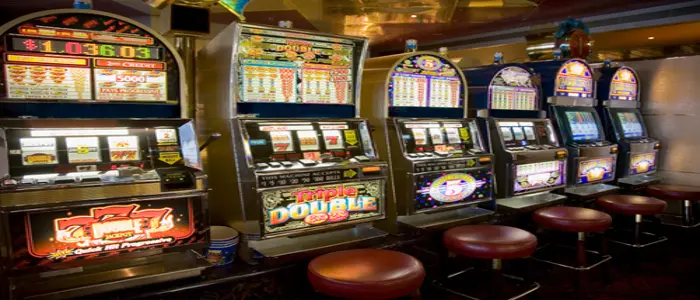 Lecce: fermati mentre rubavano una slot machine