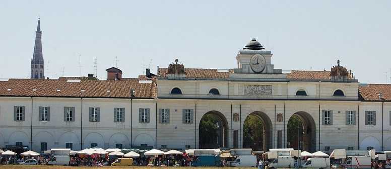 Modena, Mercato Novi Sad: tenevano un banco in posteggi non loro