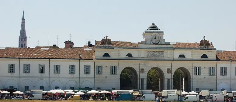 Modena, Mercato Novi Sad: tenevano un banco in posteggi non loro