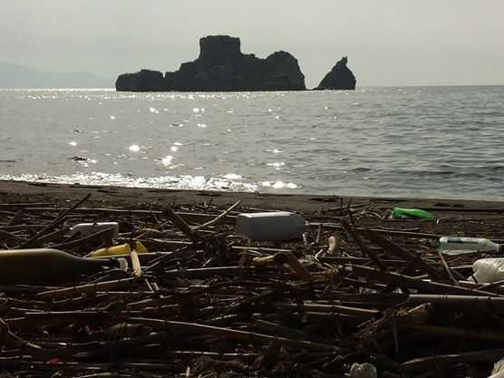 Let's Do It Italy in campo per ripulire la foce del fiume Sarno, il più inquinato d'Europa
