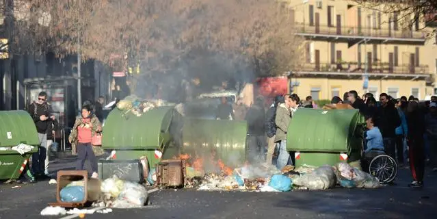 Milano, sgomberati due centri sociali, scontri con le forze dell'ordine