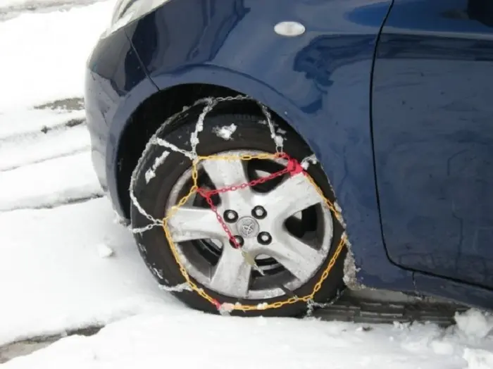 Anche senza neve e gelo, è scattato l'obbligo di gomme termiche o catene a bordo