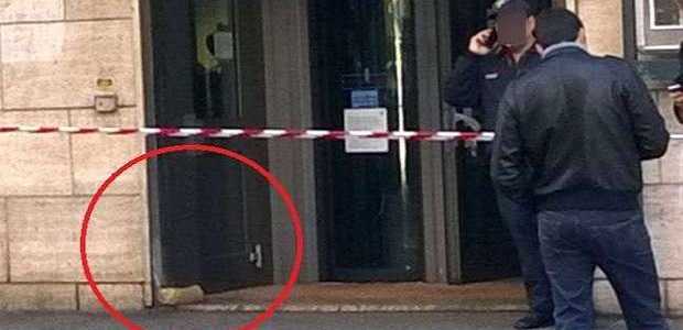 Pacco sospetto davanti alla sede della Deutsche Bank di Napoli