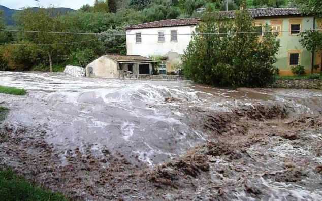 Maltempo, le alluvioni provocano ancora vittime: due morti nel varesotto e uno a Genova