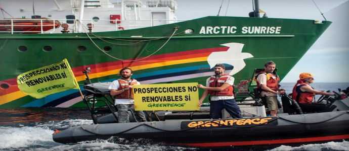 Video shock Greenpeace: durante un'azione contro le trivellazioni alle Canarie ferita Italiana