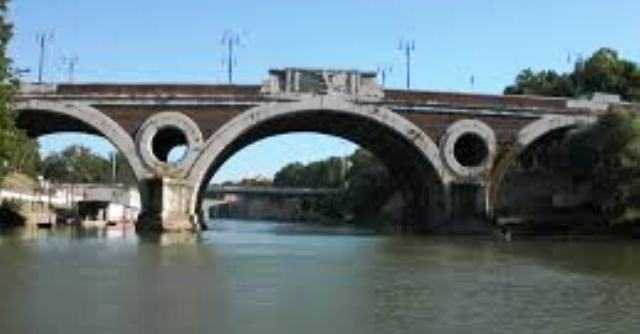 Roma: tentato suicidio nella Capitale, donna salvata dalla polizia prima di lanciarsi nel Tevere
