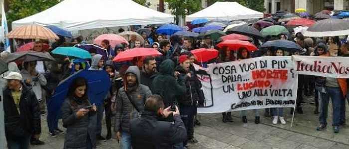 Petrolio lucano: studenti e movimenti cittadini assediano Potenza