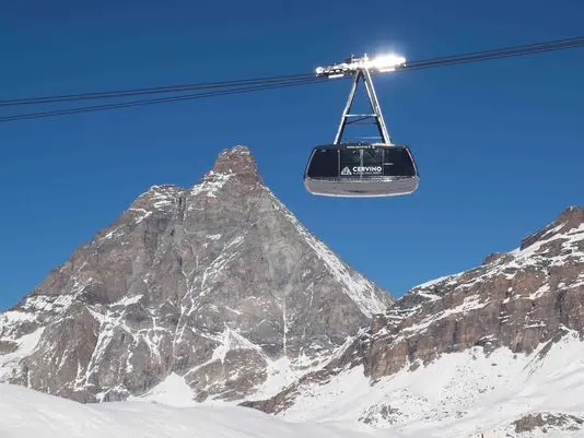 Cervinia, si inaugura la stagione sciistica con la prima neve