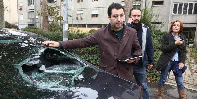 Bologna, assalita l'auto di Salvini da giovani dei centri sociali
