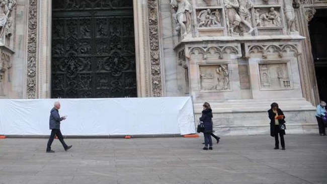 Solo e a volto scoperto: ecco chi ha imbrattato il Duomo