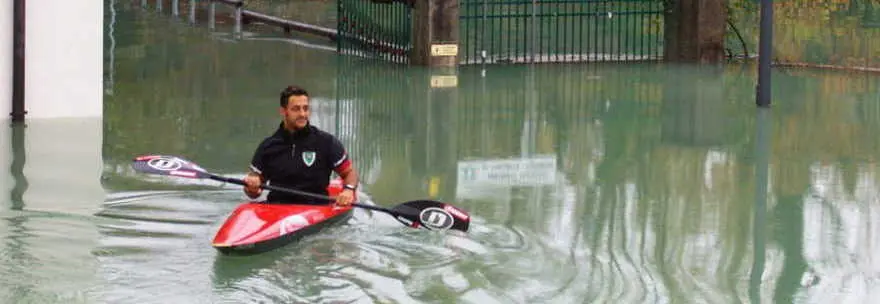 Pordenone allagata: l' olimpionico Molmenti controlla le strade con il kayak