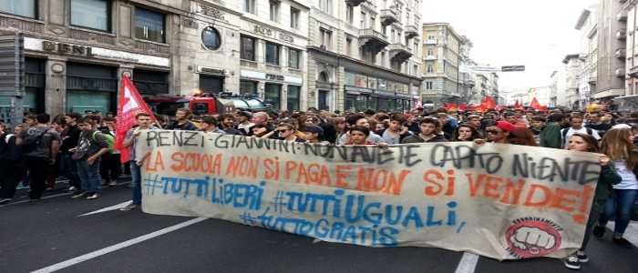 Feriti 5 agenti a Napoli: la Città della Scienza attaccata con petardi