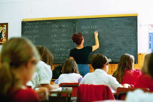 Insegnava di giorno, spacciava la notte: arrestata maestra sessantenne