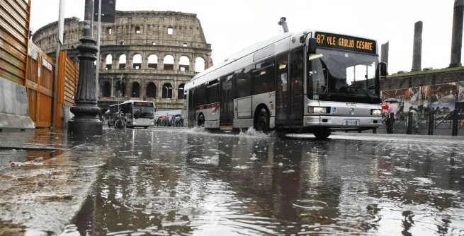 Il maltempo flagella la Capitale: straripa l'Almone, due feriti per un albero crollato