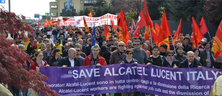 Renzi a Vimercate, fischi e lanci di uova contro auto dello staff