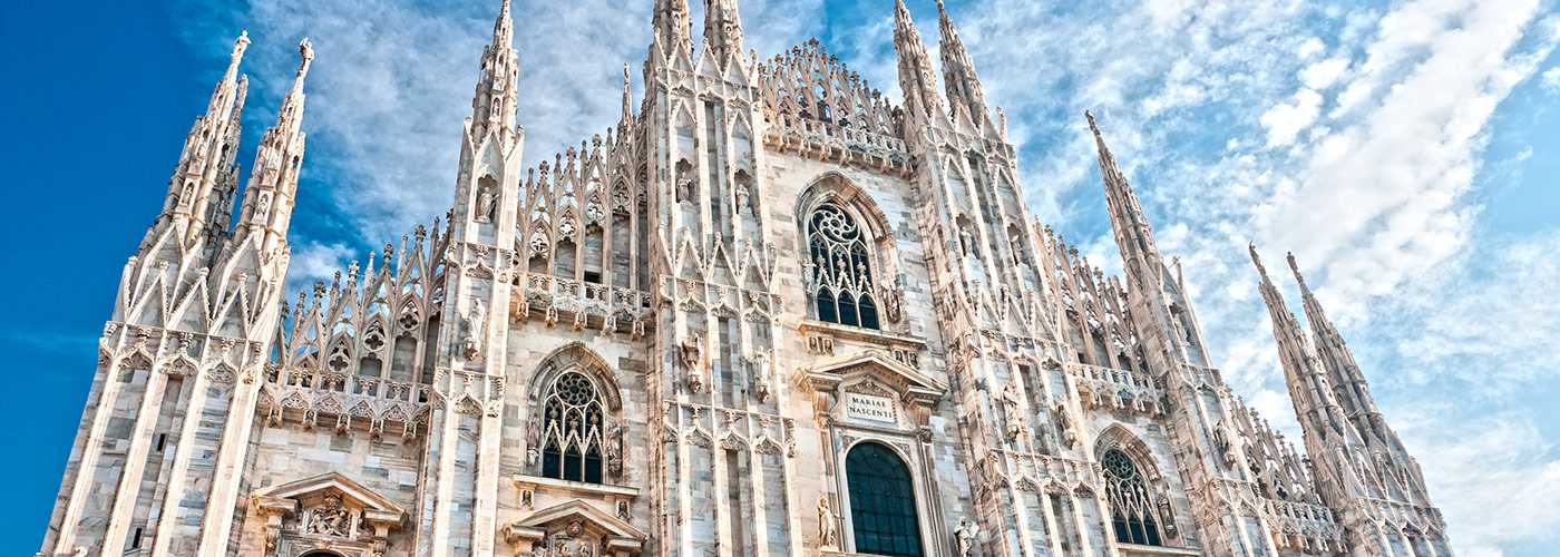 Duomo di Milano, vandali imbrattano portone d'ingresso