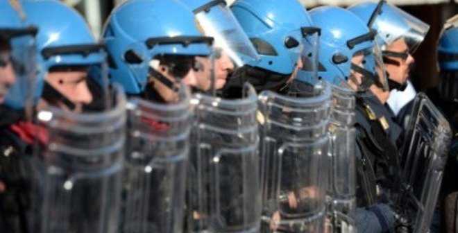Cortei: si cerca di evitare gli scontri, nuove regole della polizia per le manifestazioni