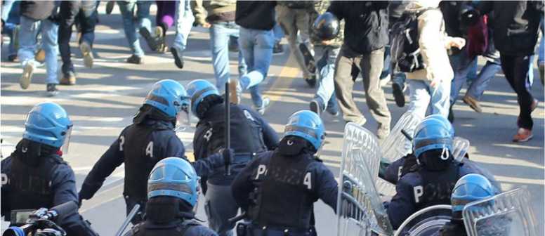 Matteo Renzi a Brescia, scontri tra autonomi e polizia