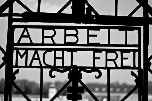 Oltraggio alla Memoria della Shoah: rubata la targa «Arbeit macht frei» di Dachau