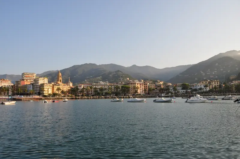 Rapallo, anziana signora cade in mare: soccorsa da un turista francese