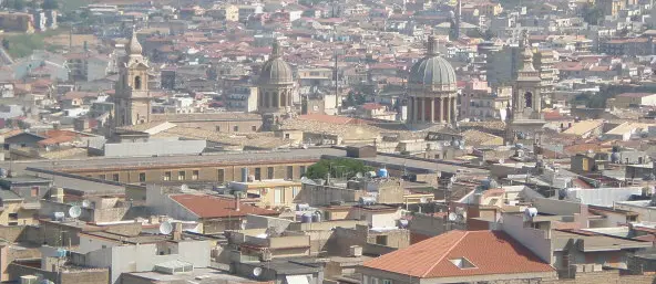 Comiso, coniugi si fanno murare in casa per evitare sfratto