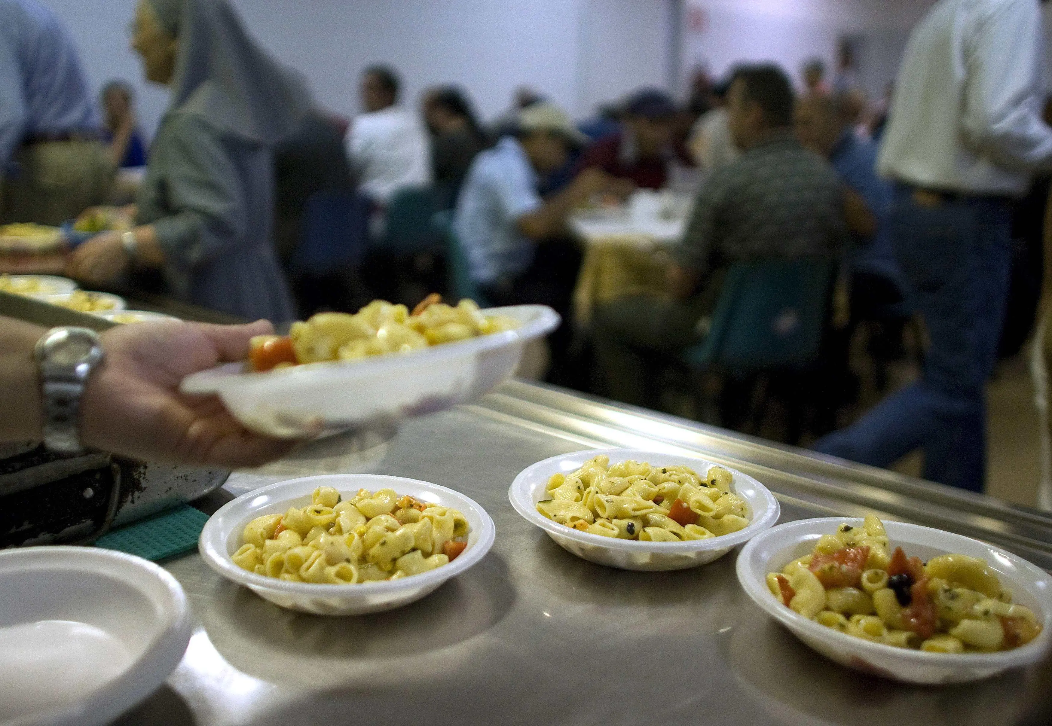 Caritas Ambrosiana, presentato rapporto sulla povertà a Milano: +4% i poveri italiani