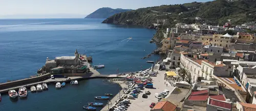 Lipari, dalle acque emerge un antico porto romano. Tunnel trasparenti per vederlo