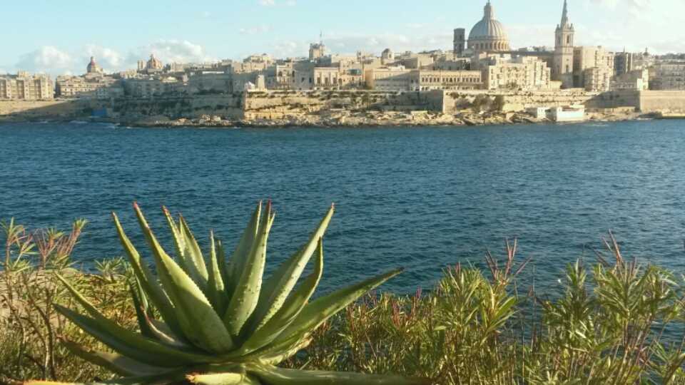 Malta, rocce e fortezze circondate dal Mediterraneo e... dal turismo