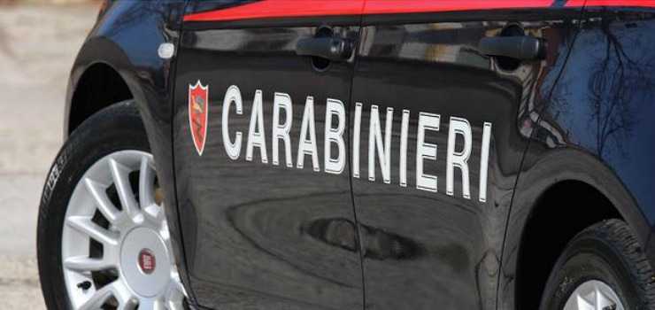 Minacciato con una pistola: rapinato un 71enne pensionato in via Carducci