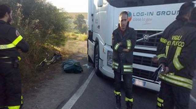 Carbonia, ciclista muore travolto dal camion al quale si era appoggiato durante una sosta