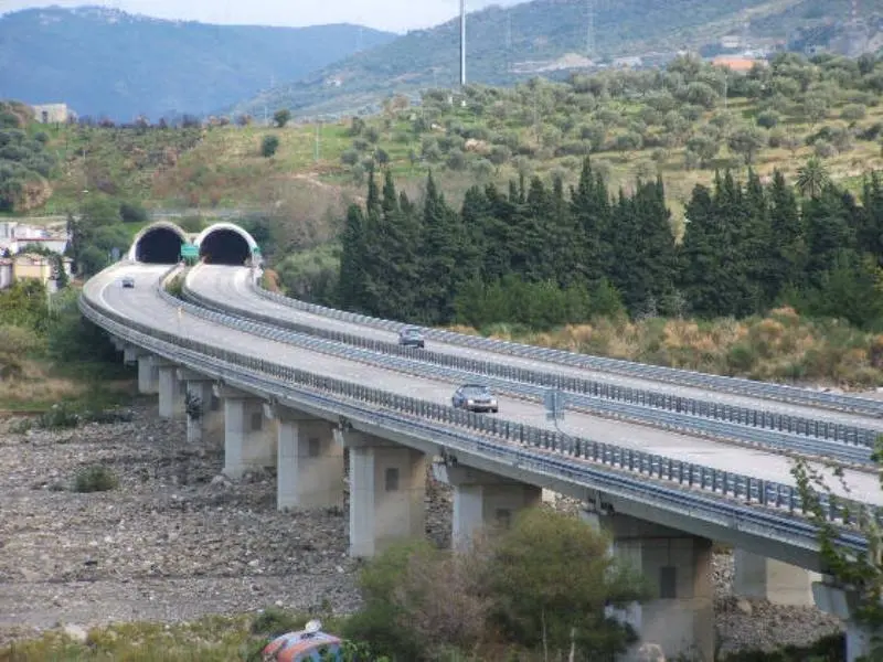 Incidente mortale sulla Palermo-Catania. Ha perso la vita il conducente di un pullman