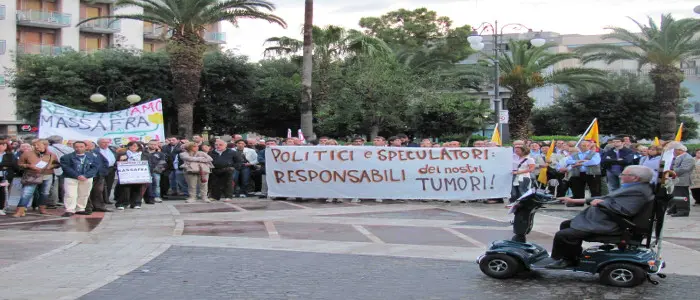 Sit-in di protesta davanti all'Eni di Taranto