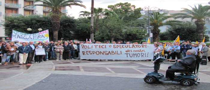 Sit-in di protesta davanti all'Eni di Taranto