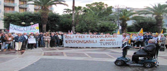 Sit-in di protesta davanti all'Eni di Taranto