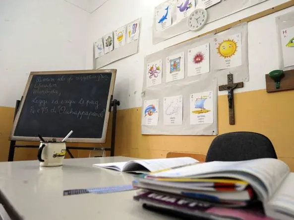 Prof gay toglie crocifisso dall'aula «La Chiesa calpesta la mia dignità»