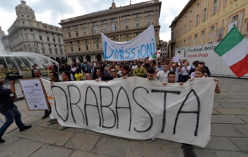 Alluvione Genova, corteo di protesta a Palazzo Tursi e richieste le dimissioni di Doria