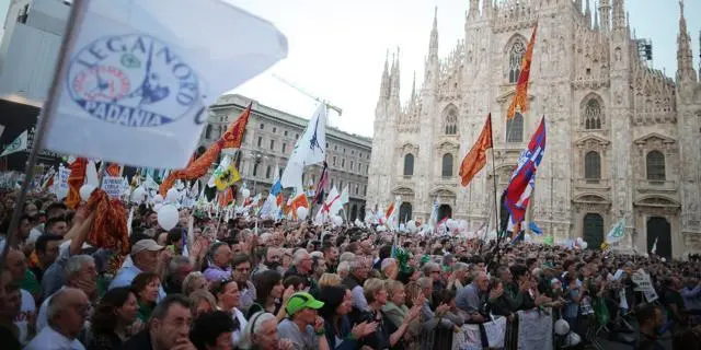 Lega e Casa Pound in piazza contro l'immigrazione. Salvini: «Sospendere Schengen»