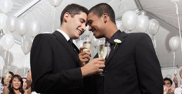 Roma: si scatenano le proteste per le 16 nozze gay registrate da Marino in Comune