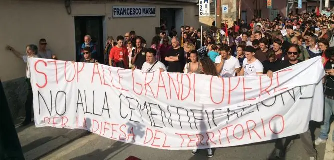 Dopo l'alluvione la gente scende in piazza: corteo per la difesa del territorio