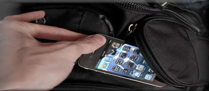 Ruba  uno  smartphone e poi si scaglia contro gli agenti intervenuti