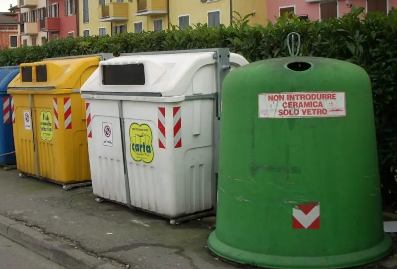 Mori, esplode campana per il vetro: feriti due vigili del fuoco