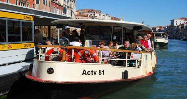 Venezia, vaporetto contro una chiatta nel canale della Giudecca: passeggeri feriti