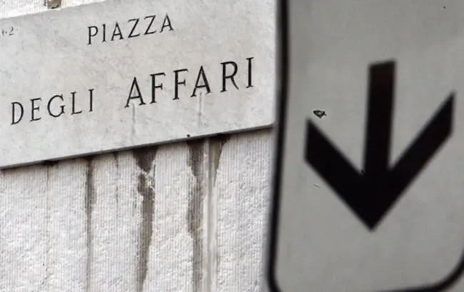 Borsa: Piazza Affari affonda. Spread tocca quota 200