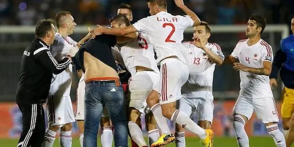 Serbia-Albania, drone pro Kosovo sorvola stadio e scatta la rissa: incidenti e partita sospesa