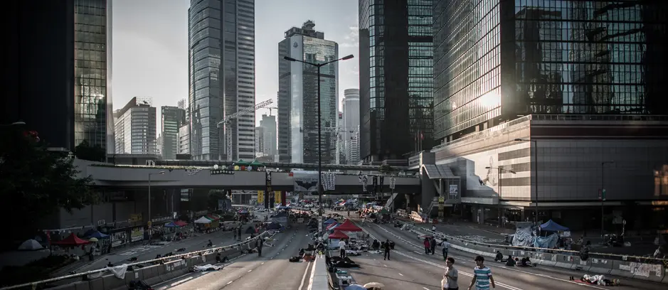 Hong Kong, polizia interviene nella protesta e rimuove le barricate