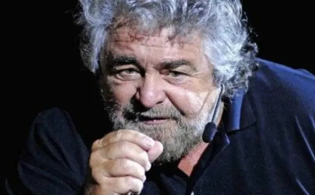 Grillo al Circo Massimo invoca l'intervento dell'Esercito a Genova prima dell'arrivo di Renzi