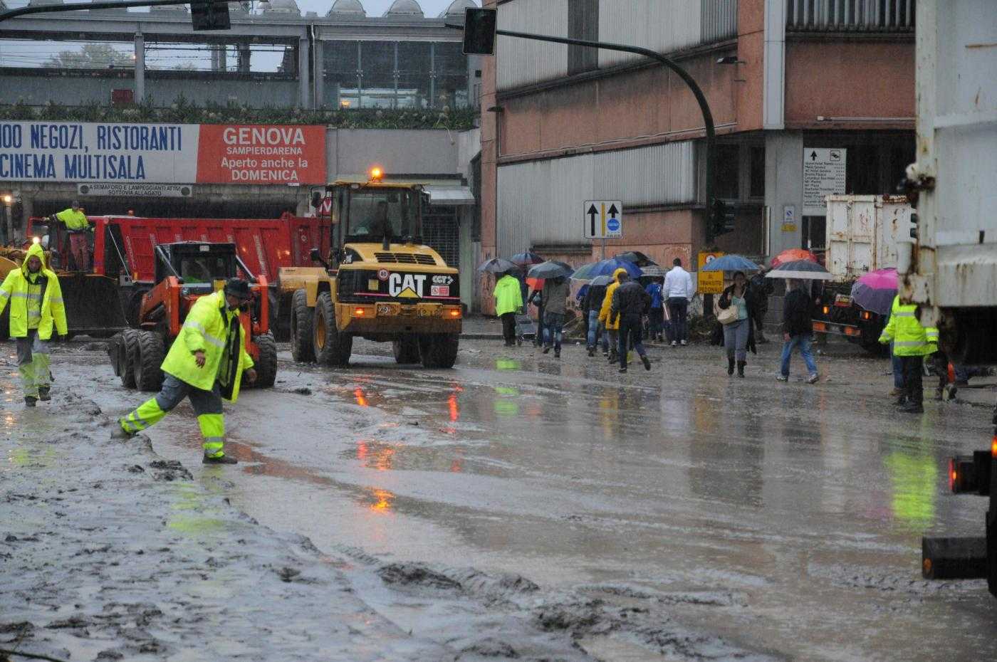 Alluvione Genova, stato di allerta 2 fino a lunedì. Chiuse scuole e cercasi volontari