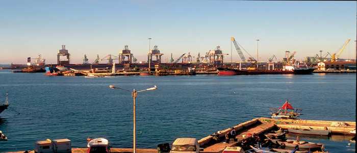 3 ore su una gru: la protesta degli operai del porto di Taranto per salvaguardare il posto di lavoro